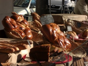 Les brioches sur le marché.