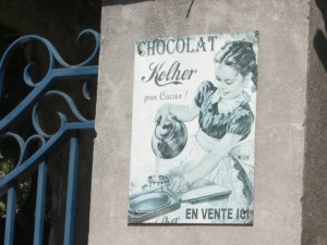 Publicité ancienne du chocolat Kolher sur le muret d'une maison à Bedoin, Vaucluse. Photo E.G.