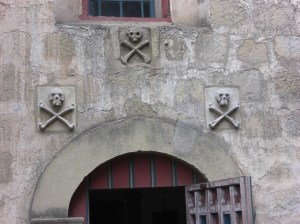 A Santa Barbara, Californie, dans le grand couvent, se trouve cette porte sous laquelle passèrent bons nombres d'indiens d'Amérique du sud, esclave à l'époque. (Photo E.G.).